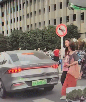 冯禧与许嵩妈妈同框！两人在男方老家挽手逛街，被曝正在筹办婚礼 ​​​