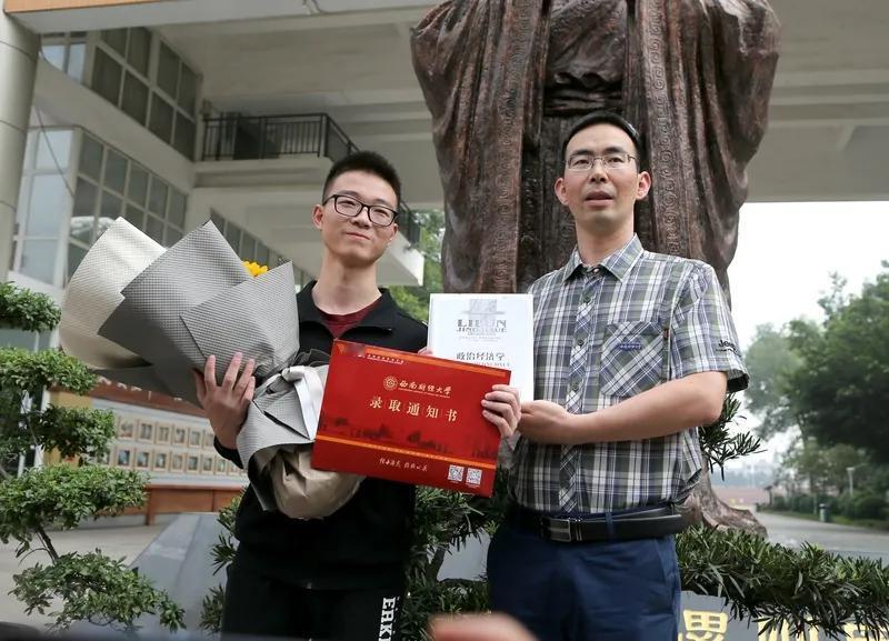 孙老师才刚刚47岁，前几日因为脑溢血去世了。
孙老师教学成绩不错，而且人又特别泼