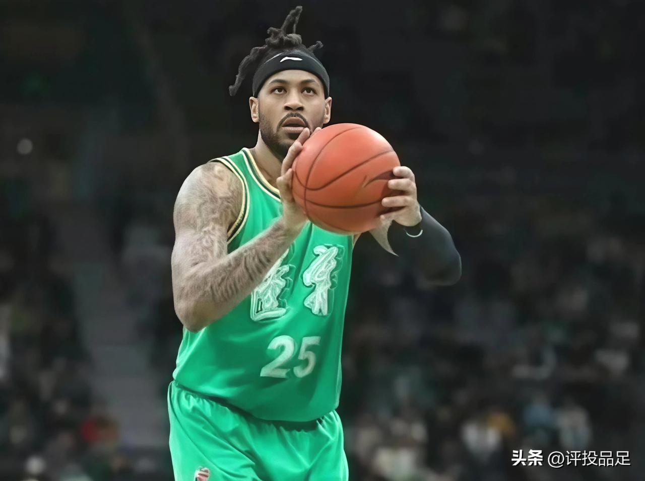 CBA联赛今晚4个名场面！
1.深圳男篮进攻时卢鹏羽将球碰出底线，身旁的广东队球