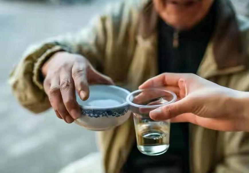 不相信“喝酒有害论”，大爷每天喝1斤白酒，现在他的肝脏如何了？

“我这酒，一天