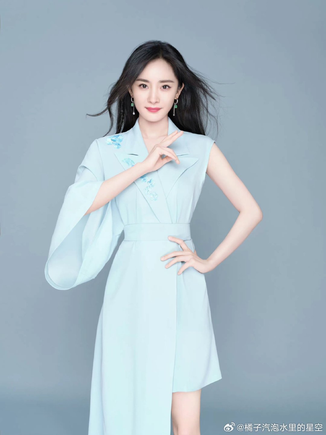 杨幂  🦊杨幂背背佳全球首席品牌代言人 已经很晚了 要起身回去了 阳光没有云来