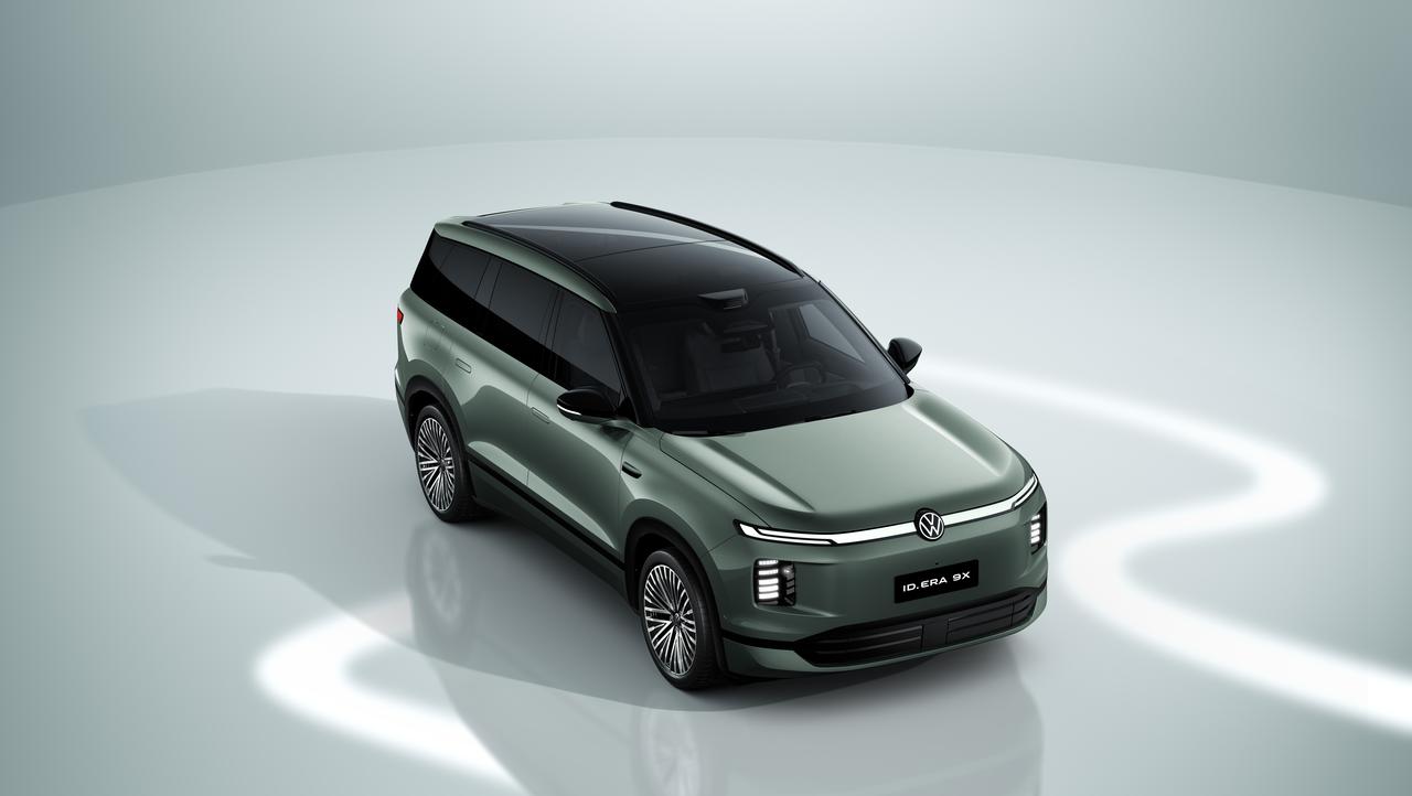 上汽大众正式发布 ID. ERA 9X 的内饰官图。这款定位中大型的 6 座增程