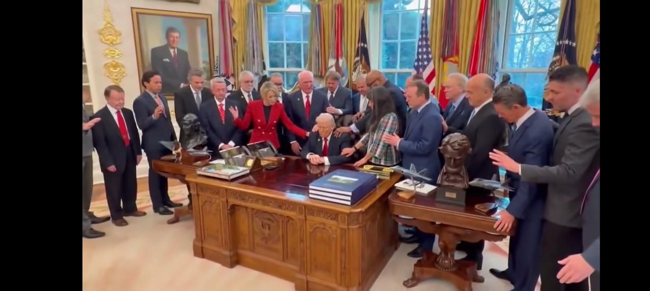 今天这张图片开始霸屏了…不知道老特遇到什么过不去的坎了，还是在充电？[偷笑][偷