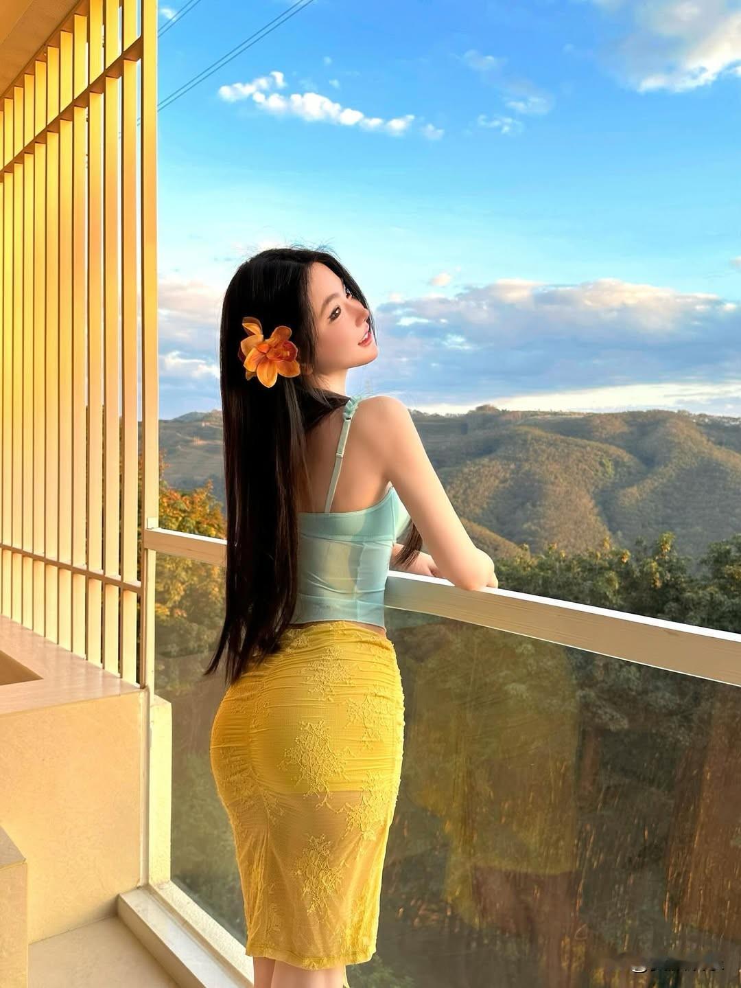 在阳台上，看远方的山峦，享受宁静的时光。