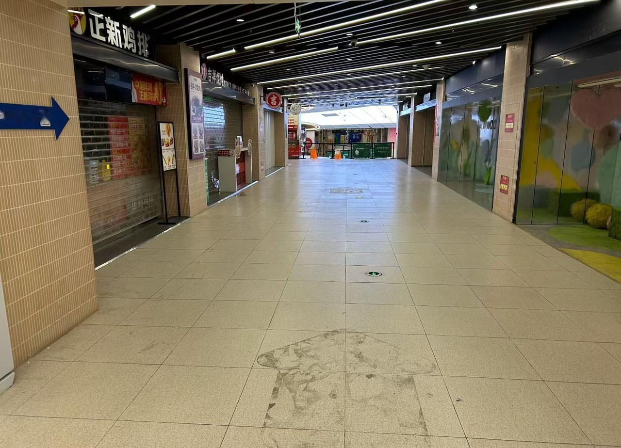 【青岛地铁啄木鸟】𝟓𝟎𝟒𝟔.畅享汇 青岛站
图1:
“地下停车场”牌子的