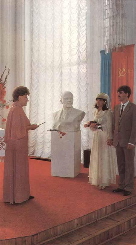 1970年，乌克兰苏维埃社会主义共和国一对新人举行婚礼#泽连斯基签署退出独联体国