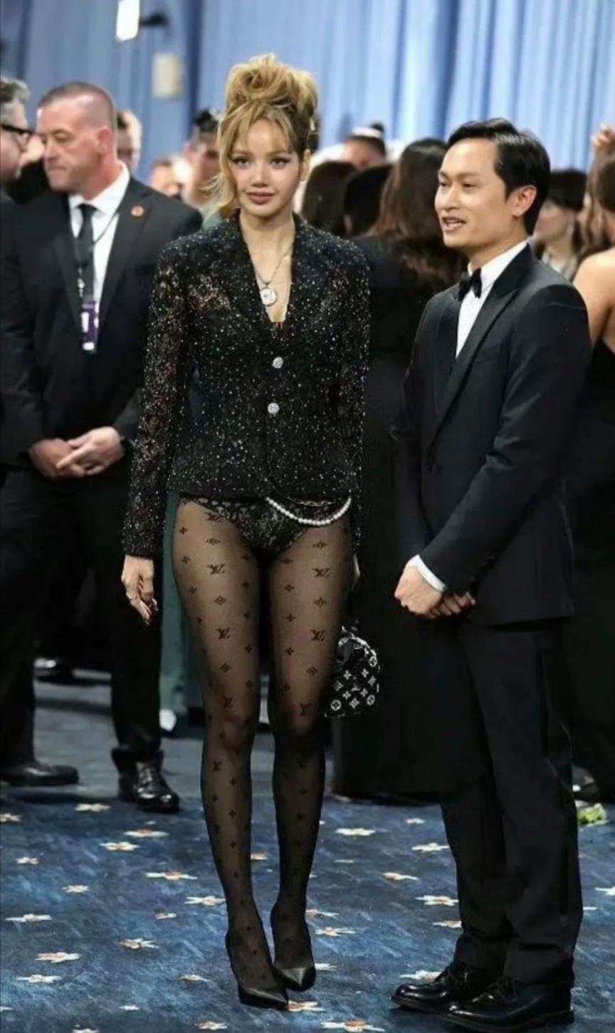 lisa不是我说你咱闯美就不能穿条裤子吗正式场合，你穿个内裤就出来，实在欣赏不来