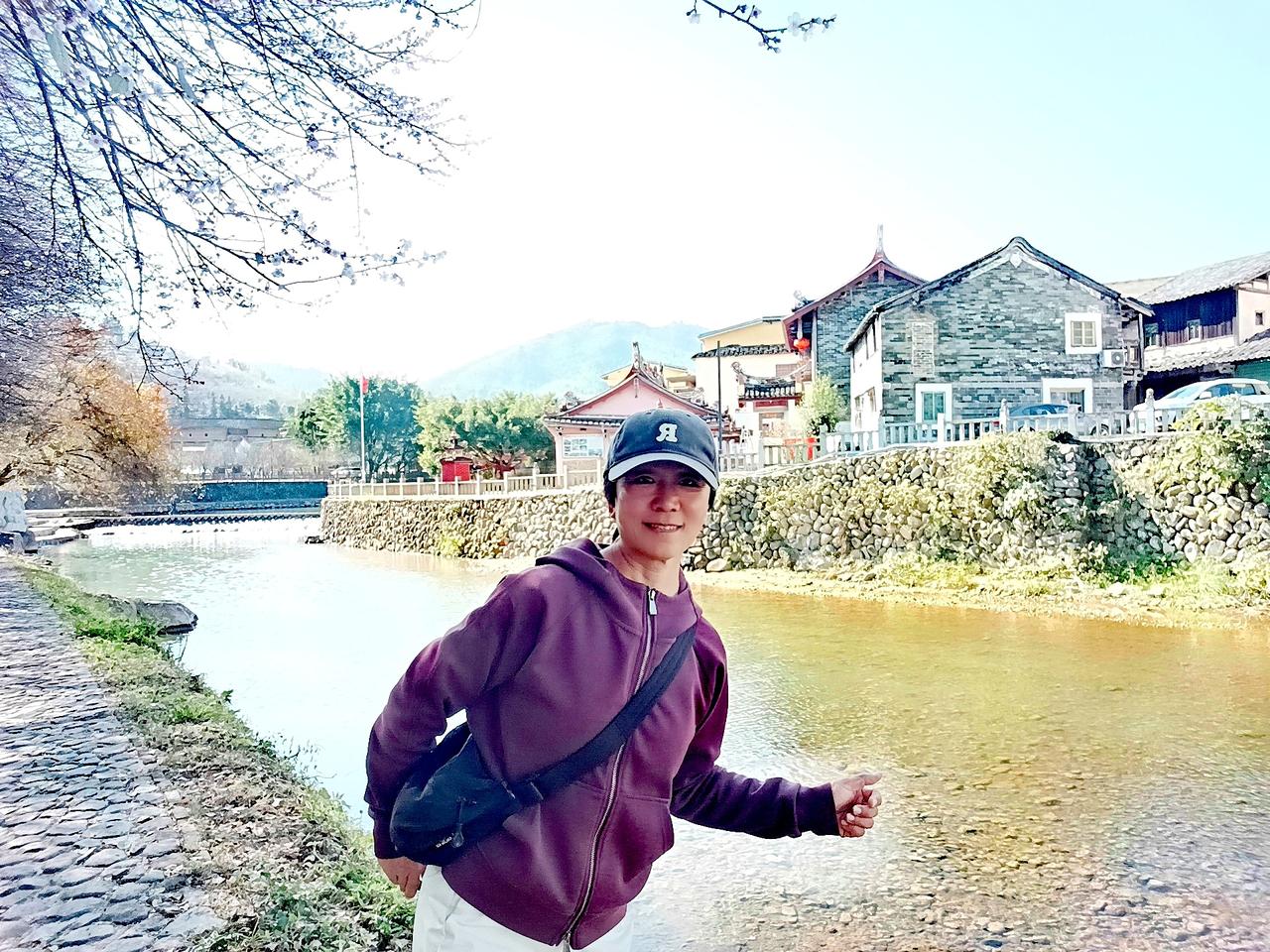 有个网友在评论区留言，说孩子成年了有自己的收入，过年就不该再给她们发红包，孩子就