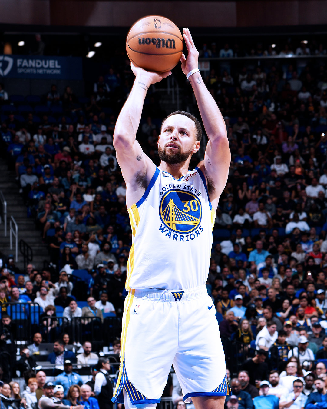 库里34分，9助攻，3篮板，3抢断。