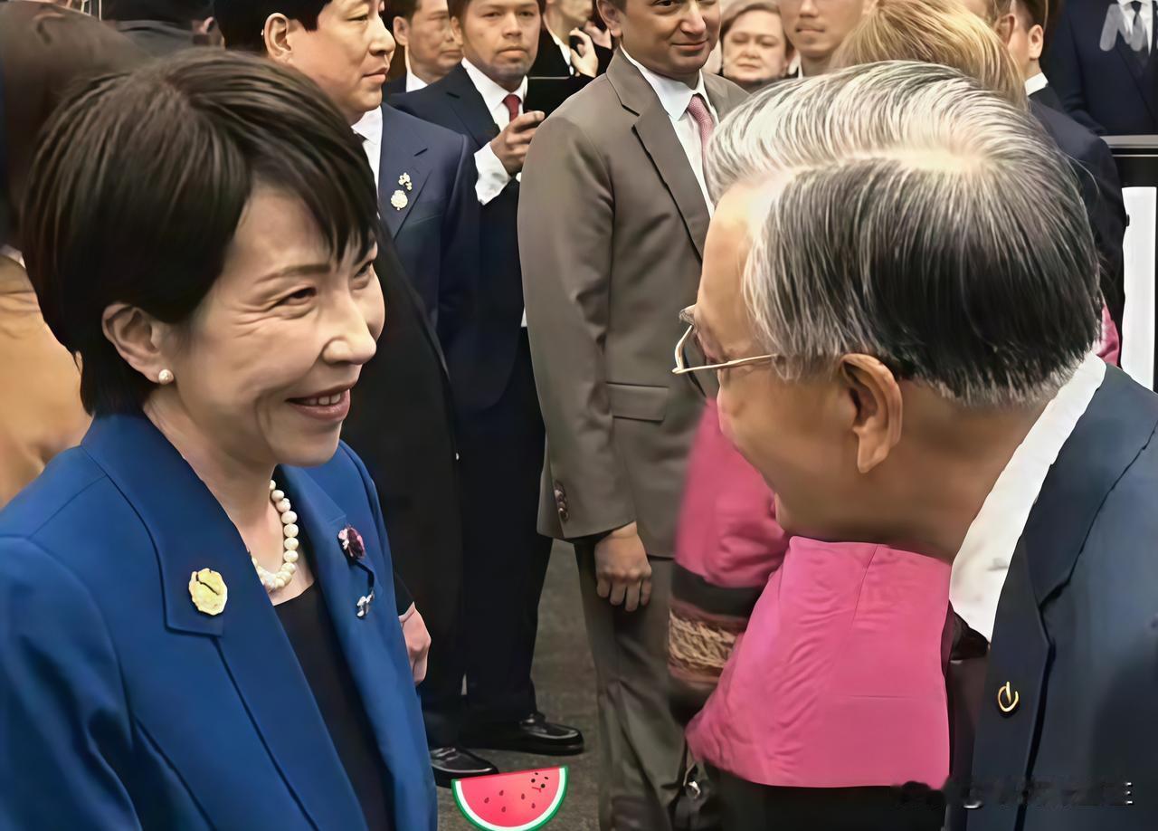 刚刚得知
高市早苗与林信义在韩国庆州的会议上，有过短暂寒暄。两人并肩而坐，互致问