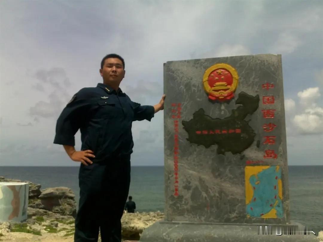 现在全网都在扒这个民警的光荣历史：
夏凡——湖北省公安厅民警
→海军南海舰队的退