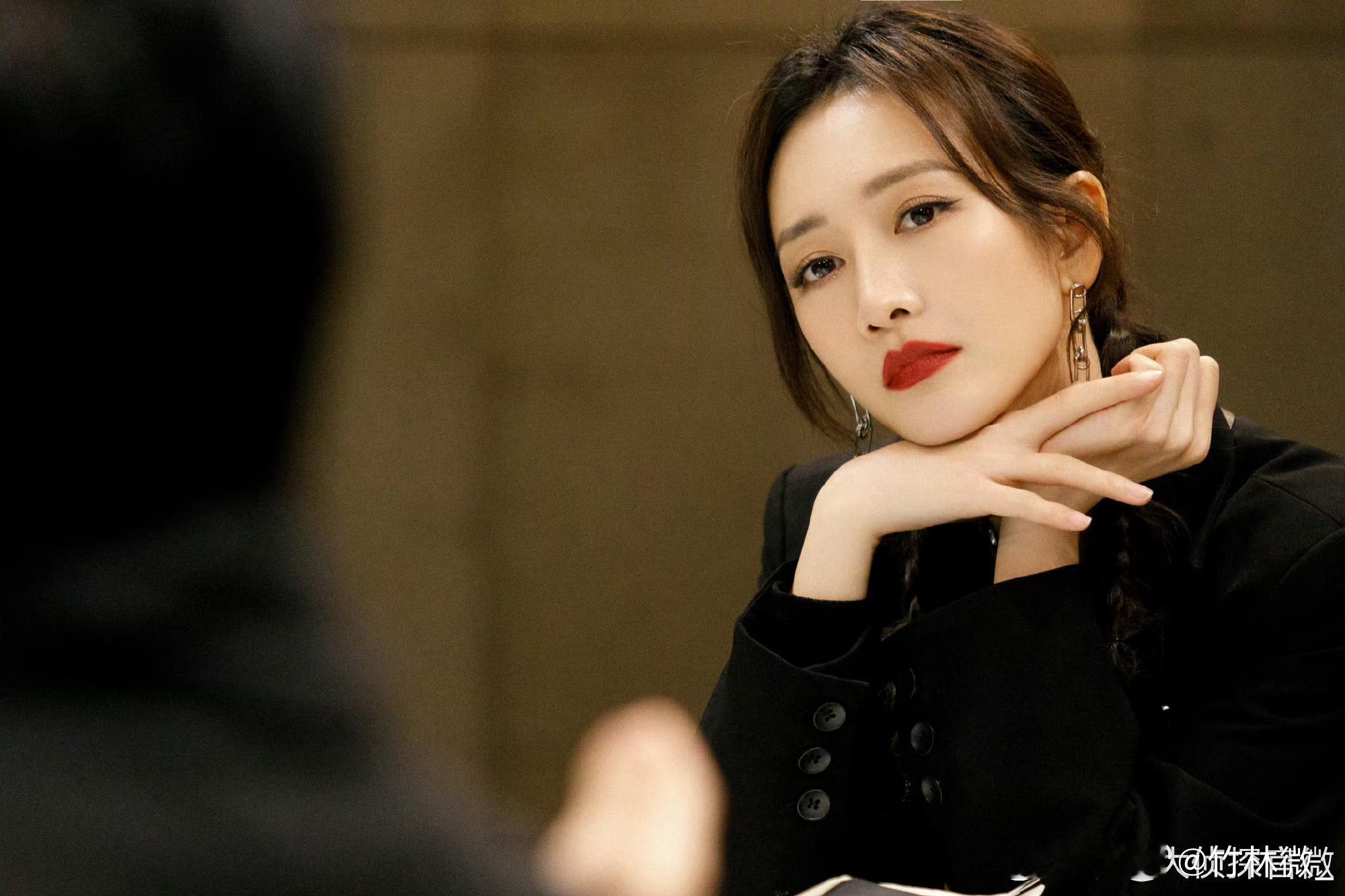 王鸥之郝小姐高清剧照大侦探谁能不喜欢这样的郝小姐，精致又淡定，社交场合轻松拿捏，