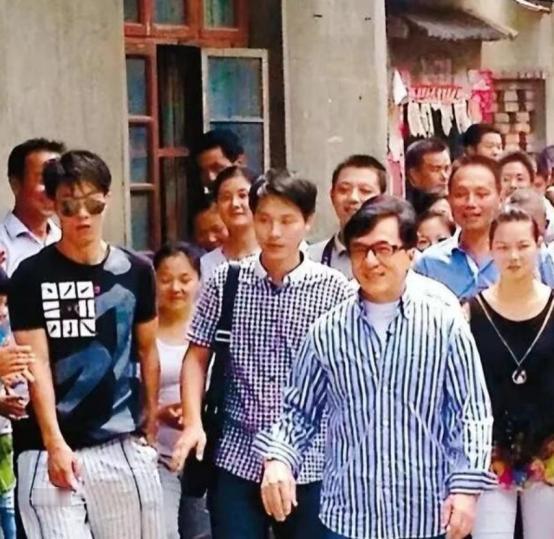 2013年，成龙回乡祭祖，房氏的子孙们都来欢迎他。没想到，成龙只与自己同父异母的