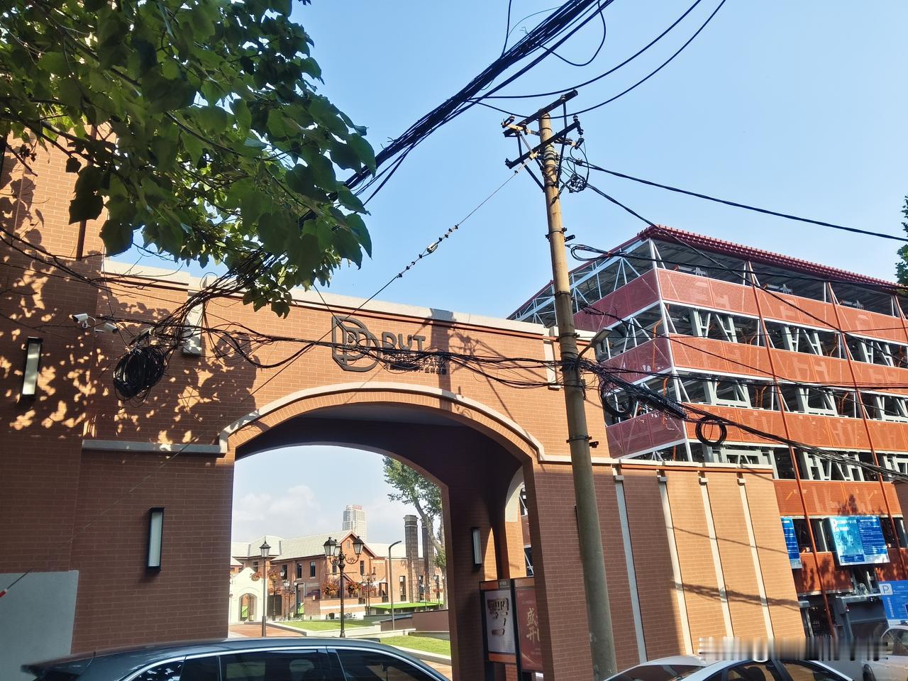 大连理工大学一二九街校区的部分老旧楼宇已经改造完毕了。这里面未来可能要有相应的创