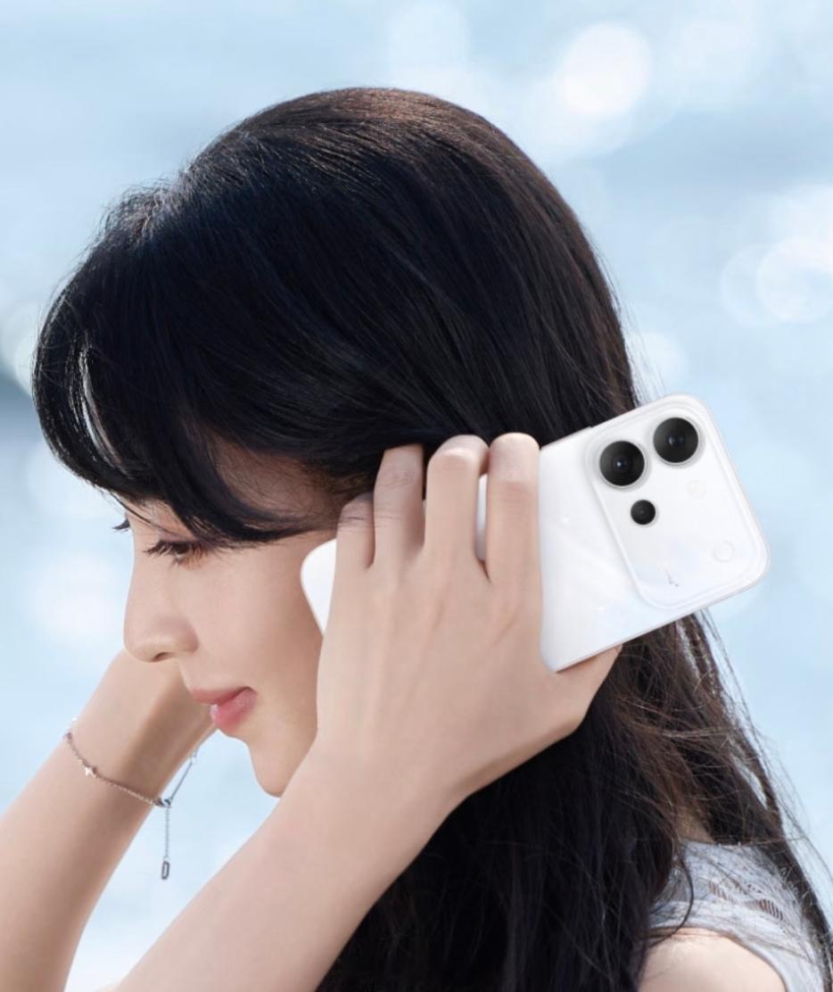 应该是 vivo S60 系列，横置大 Deco，一体冷雕玻璃