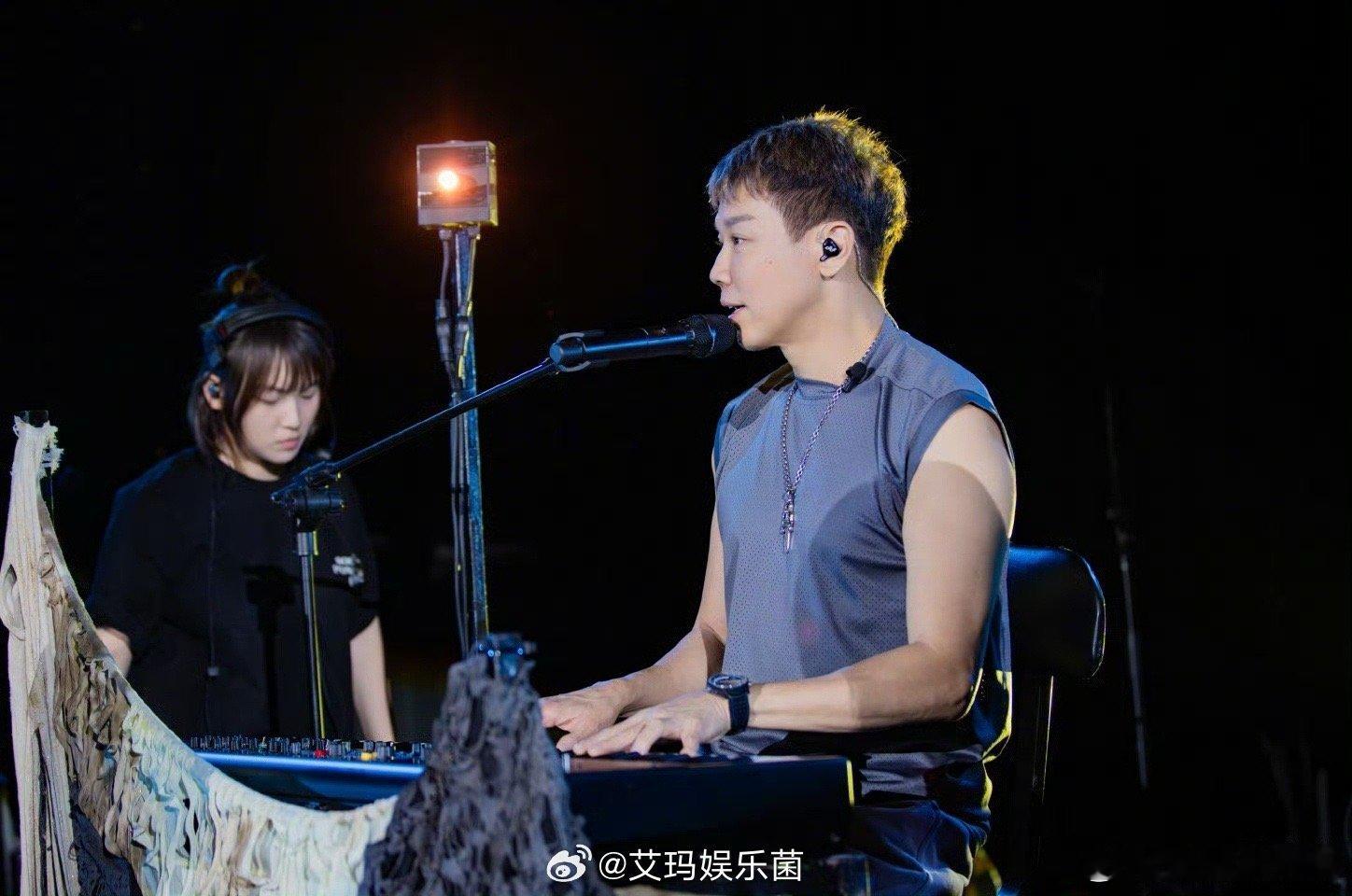 陶喆真掉链子了 这波“掉链子”来得猝不及防，陶喆在众目睽睽下弯腰找链，不刻意不做