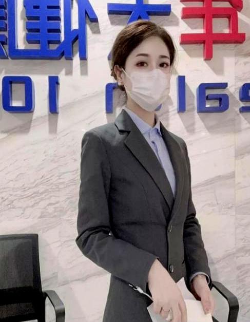 我娶了单位里那个20岁的前台姑娘，认识俩月就把婚事办了。
刚结婚一个月，我还觉得