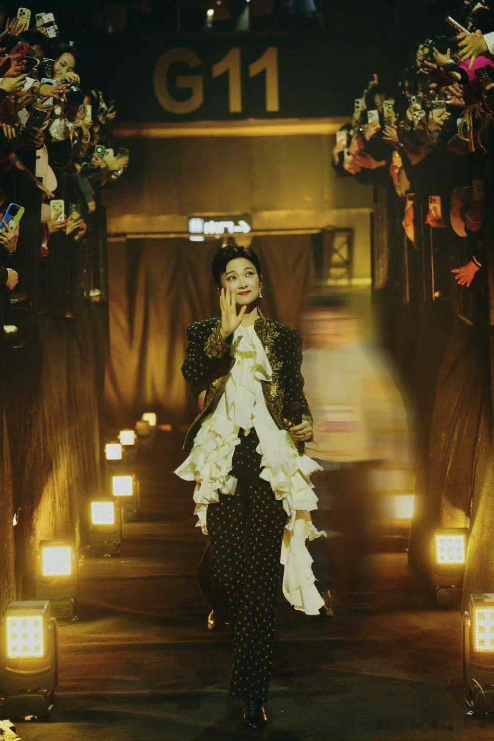 李宇春腰带是跟哪吒借的吧李宇春演唱会腰带造型太有梗，身上仨腰带缠到快贴脖子，妥妥