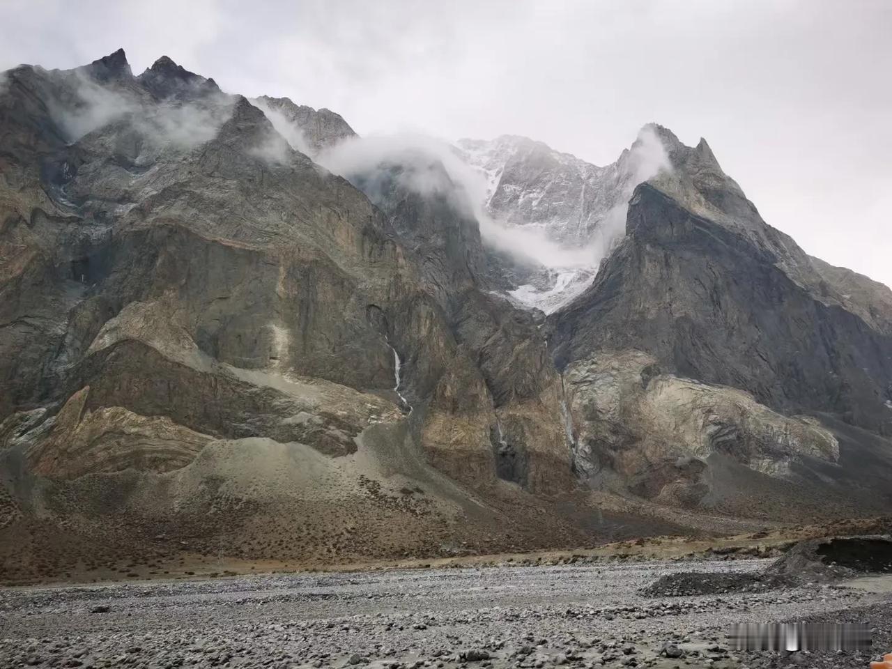 壮丽的高山风光，云雾缭绕，震撼人心！🏔️🌫️