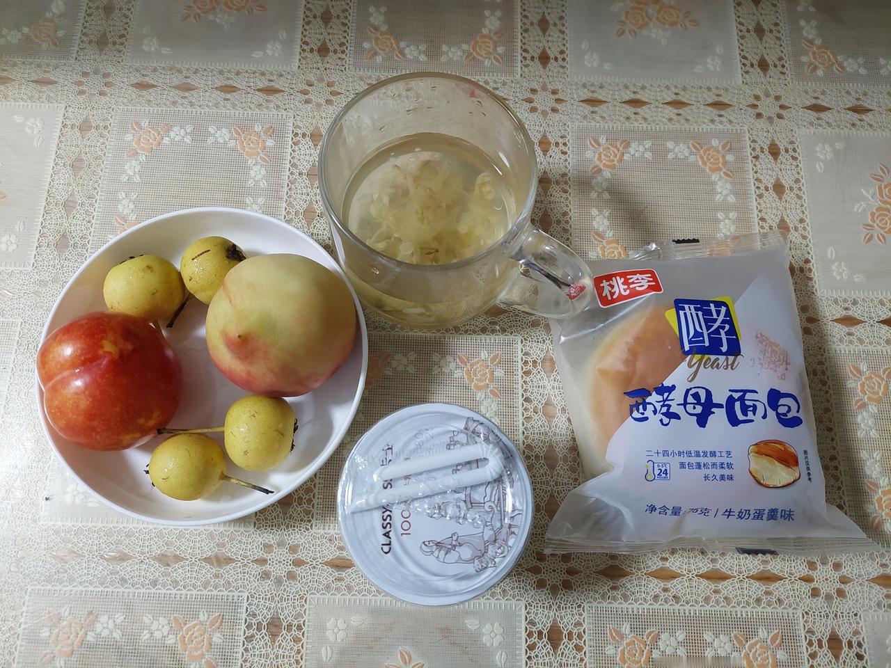 从吉林文学馆出来，看见爱人留言，他晚归，不在家吃饭。

约 5 点半回到了家里，