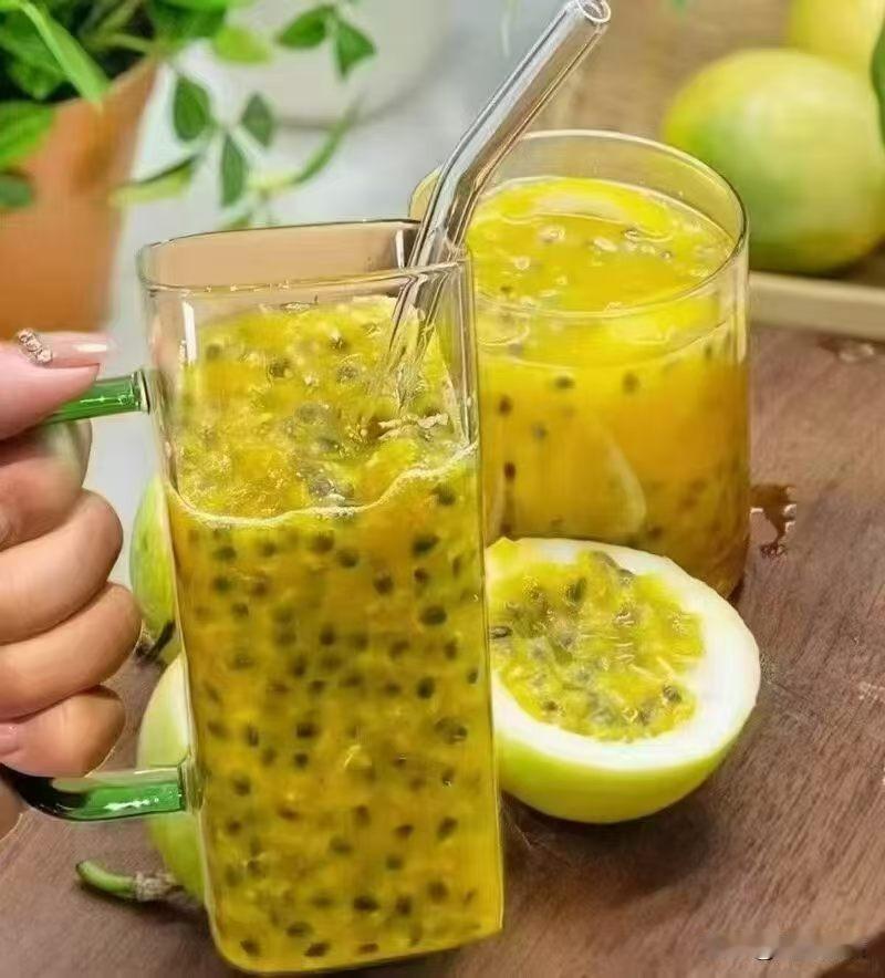 百香果汁做法多样。可以做百香果益力多，在雪克杯里加250ml暴香茉莉茶汤、35m