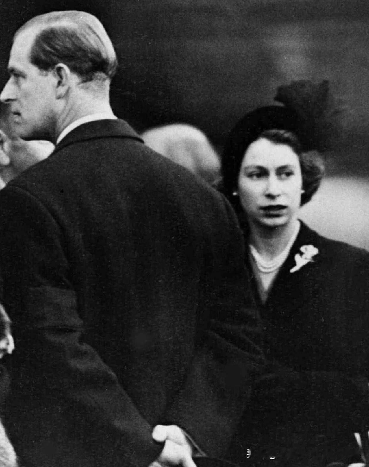 1952年2月7日，25岁的伊丽莎白公主得知父亲乔治六世离世，从肯尼亚紧急返回英