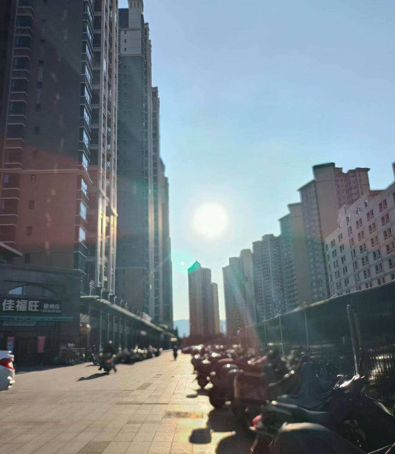 谁能想到，结了个婚，亲妈为了给弟弟的女朋友腾地儿，能狠心把我从小到大的衣服全打包