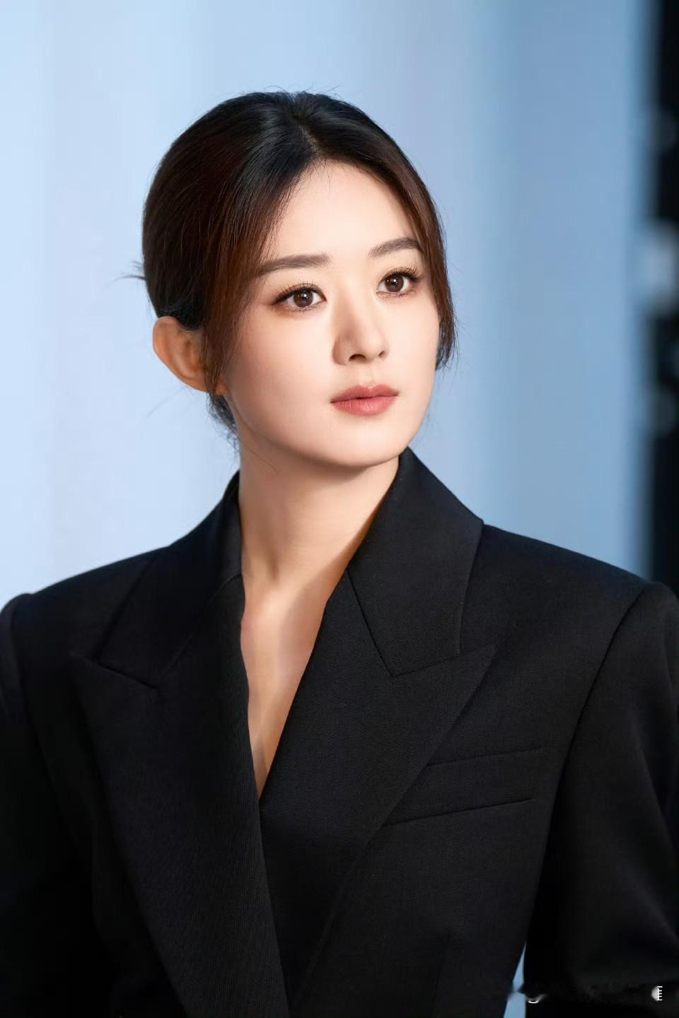 [福]【纪梵希全球彩妆及香氛代言人赵丽颖】[灵光一闪]
光影落笔，书写专注时刻，