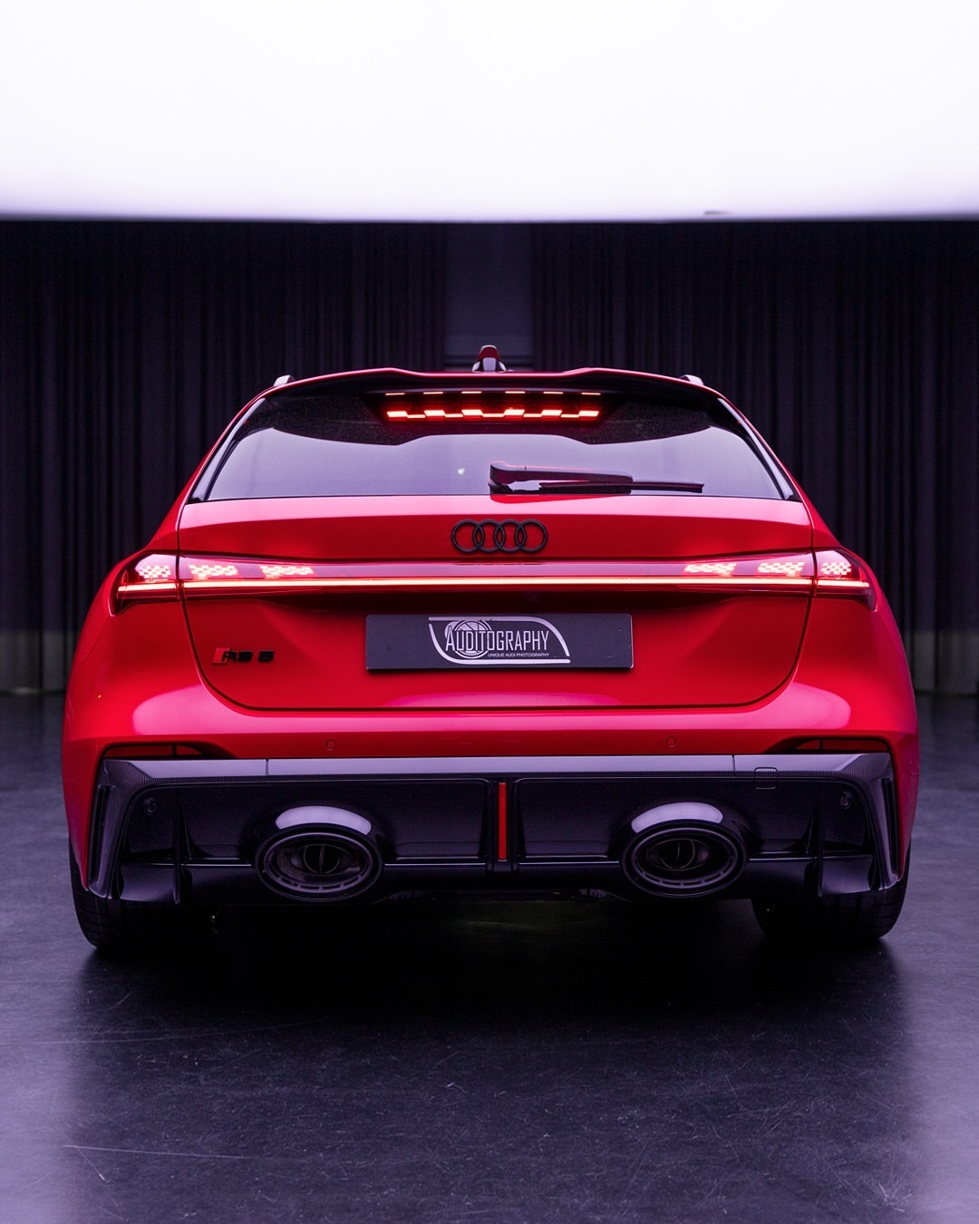 奥迪RS5 B10 Avant的一些角度。新的后扩散器很大，从我的角度看，外观也