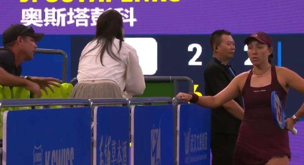 这大闺女太热情了比赛正在进行来找佩古拉签名下次别这样了哈2026武网 ​​​