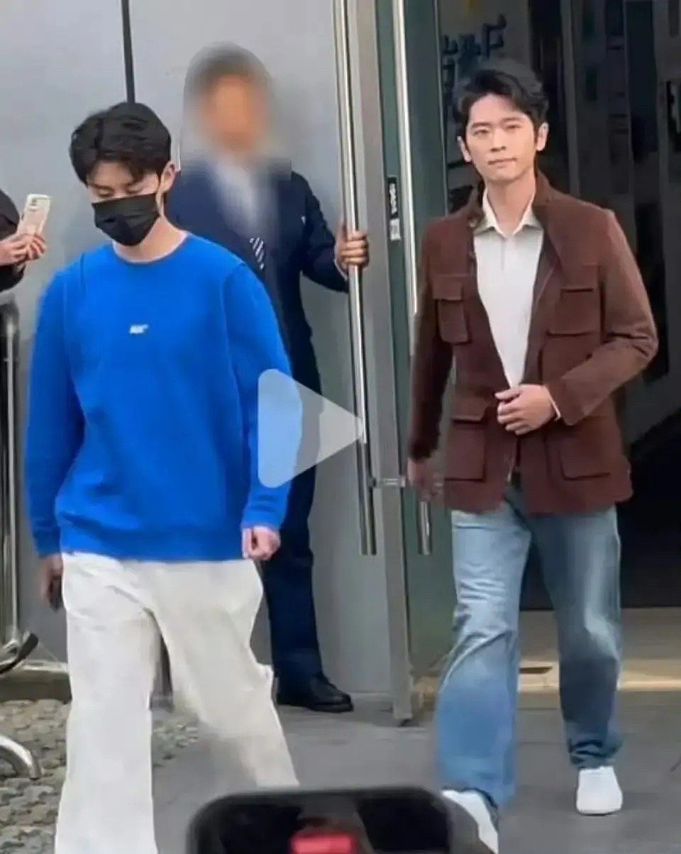 近日发现丞磊竟连续两次被助理艳压，不得不说助理确实看起来有一种别样帅的氛围感，这