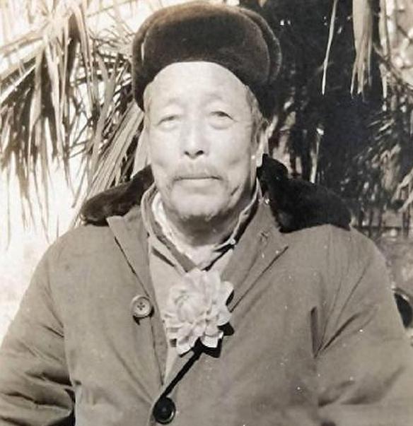 1955年，一个走江湖的男子故意让毒蛇咬自己的舌头，等蛇释放完毒素后，他一口咬下