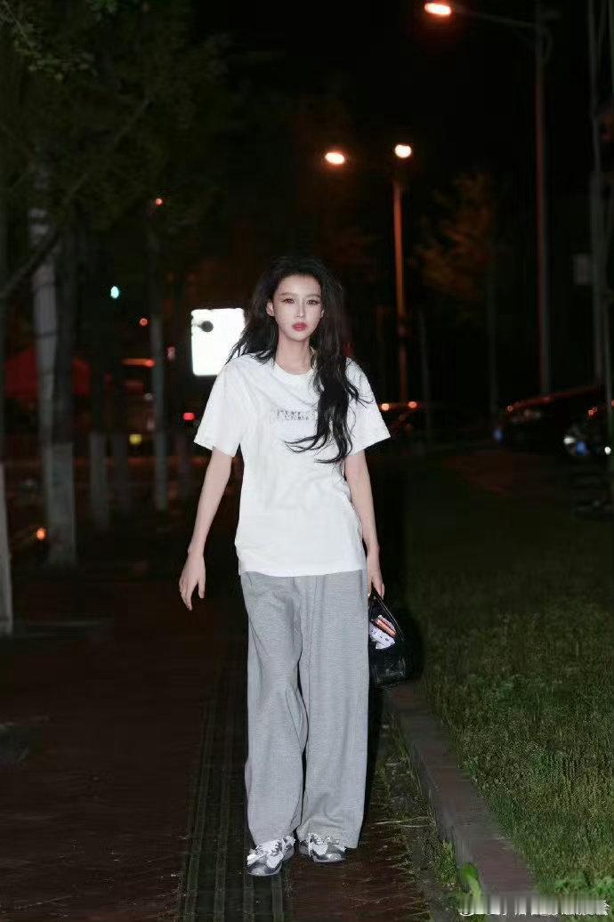 孙怡巧烹自热火锅孙怡巧做自热火锅，操作轻松又方便，热气腾腾的美味扑面而来～隔着屏