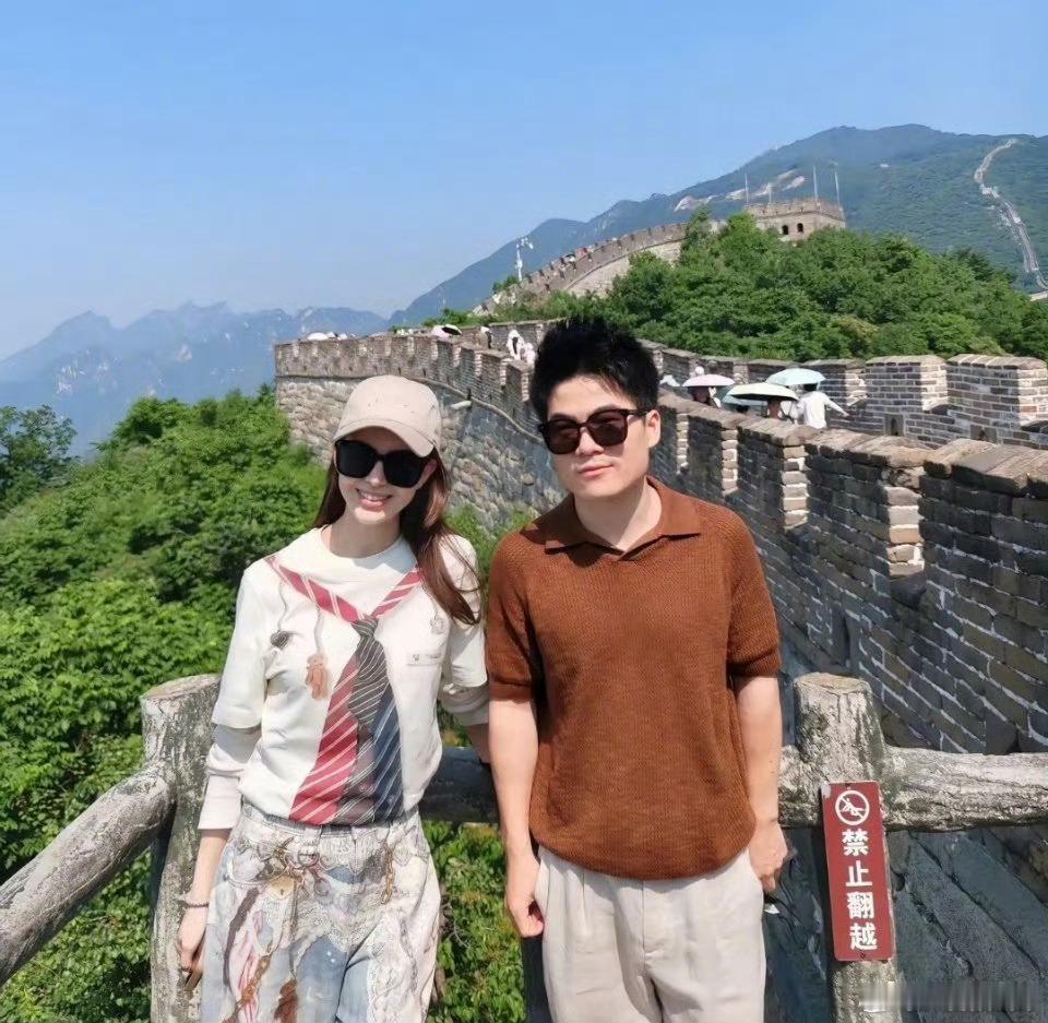 董宇辉陪昆凌和孩子们爬长城因为什么事走的很近啊 