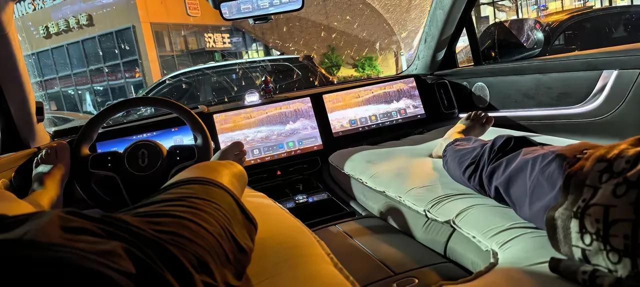 这也太爽了，油车还拿什么跟电车比呀？[捂脸]