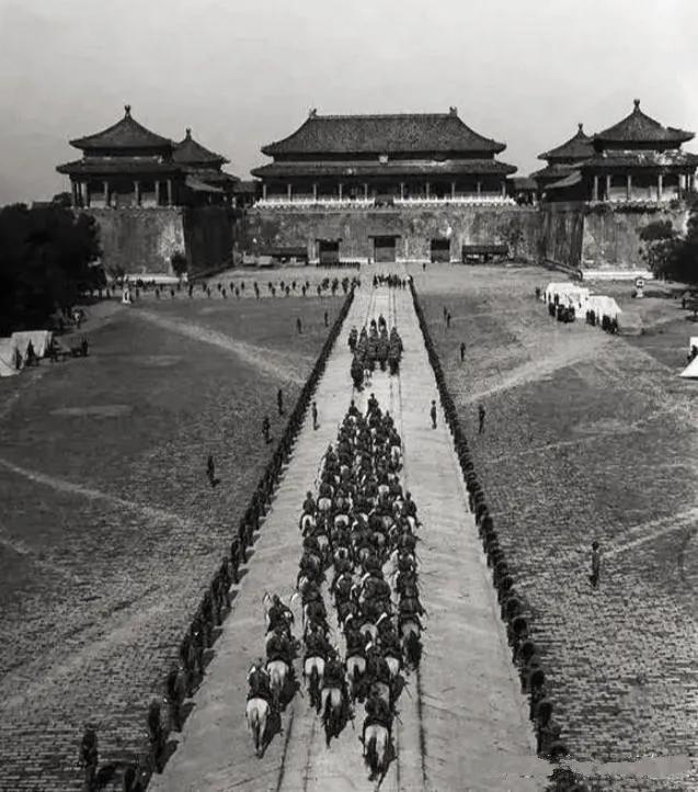 1911年，八国联军攻入北京占领皇宫“紫禁城”的罕见老照片。

照片中，八国联军