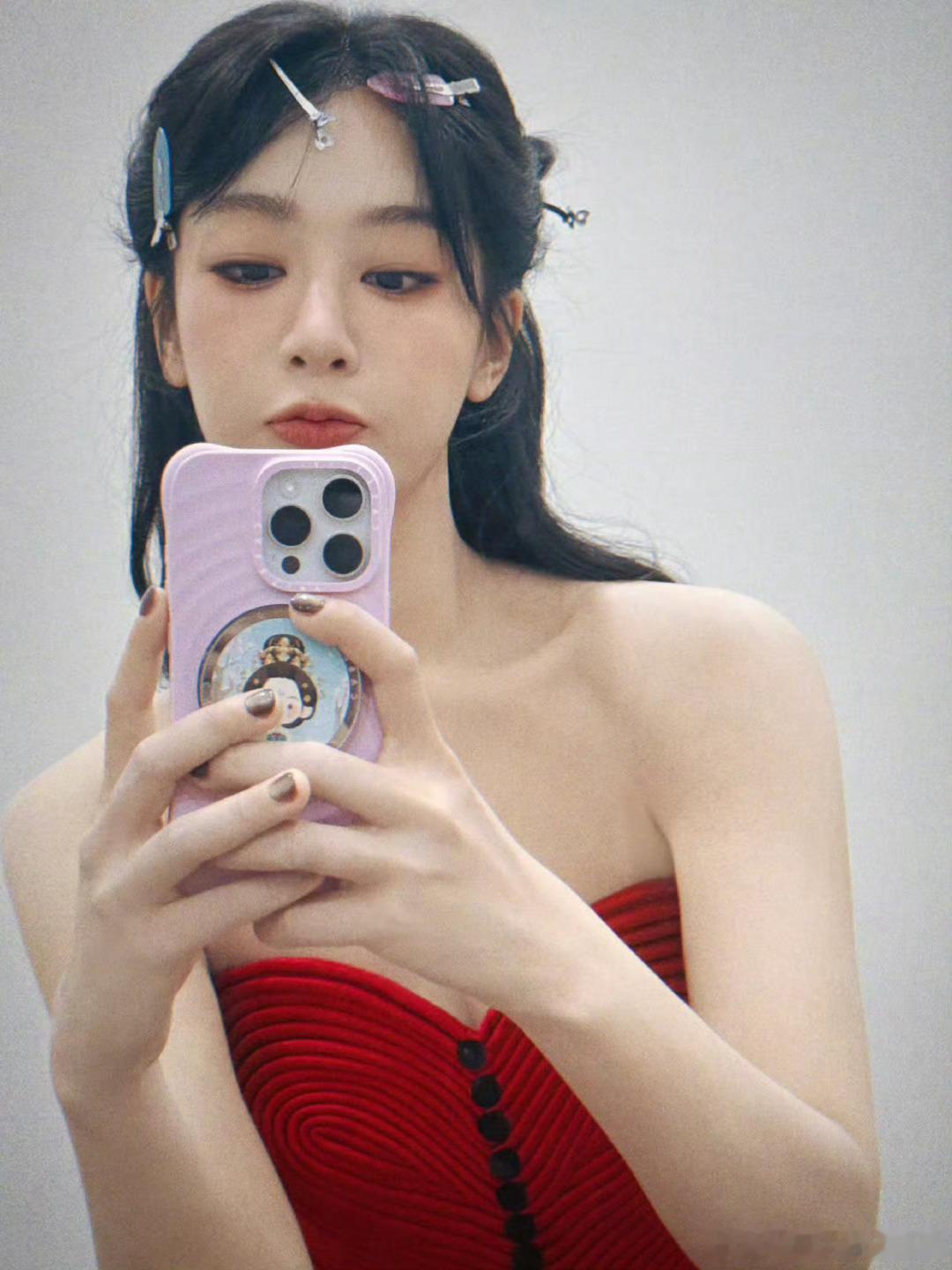 瓜主说杨紫没空拍国内版vogue 影视档期冲突错过内地版，杨紫直接解锁港版VOG