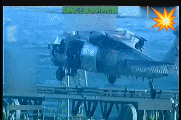 “加勒比海盗”乘直升机索降油轮甲板，动作利索，迅速控制驾驶舱，劫持了这艘行驶在加