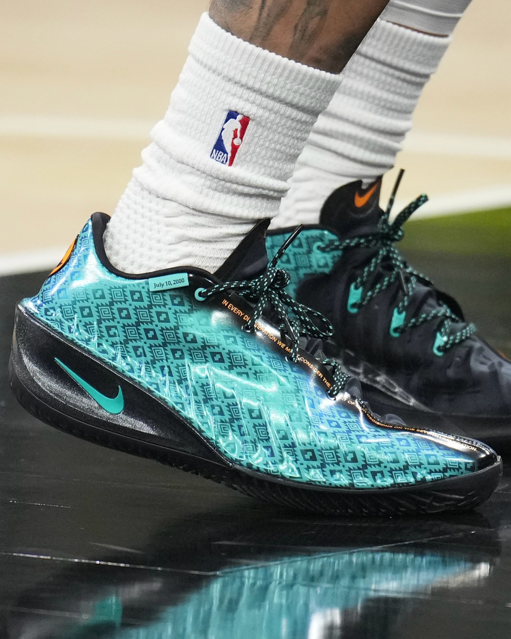 马刺兰迪上脚的Nike GT Cut 4.NBA