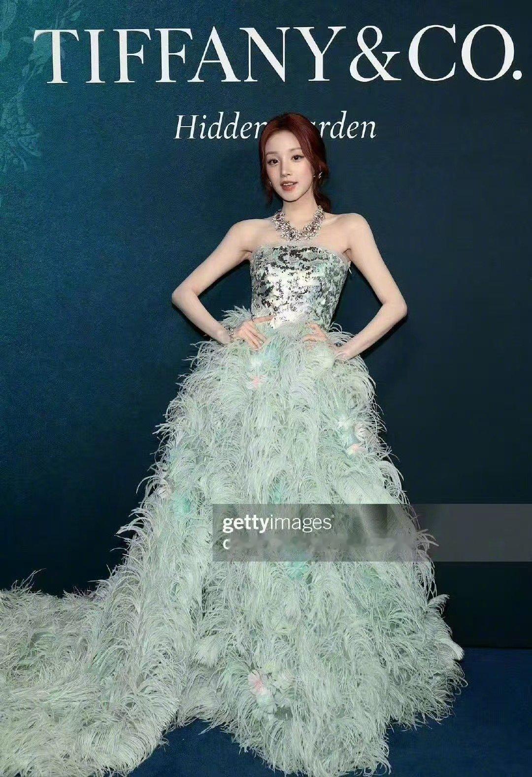 宋雨琦G社生图瘦成这样 宋雨琦的G社生图也太超出预期了吧！这紧致的肩颈、纤细的腰