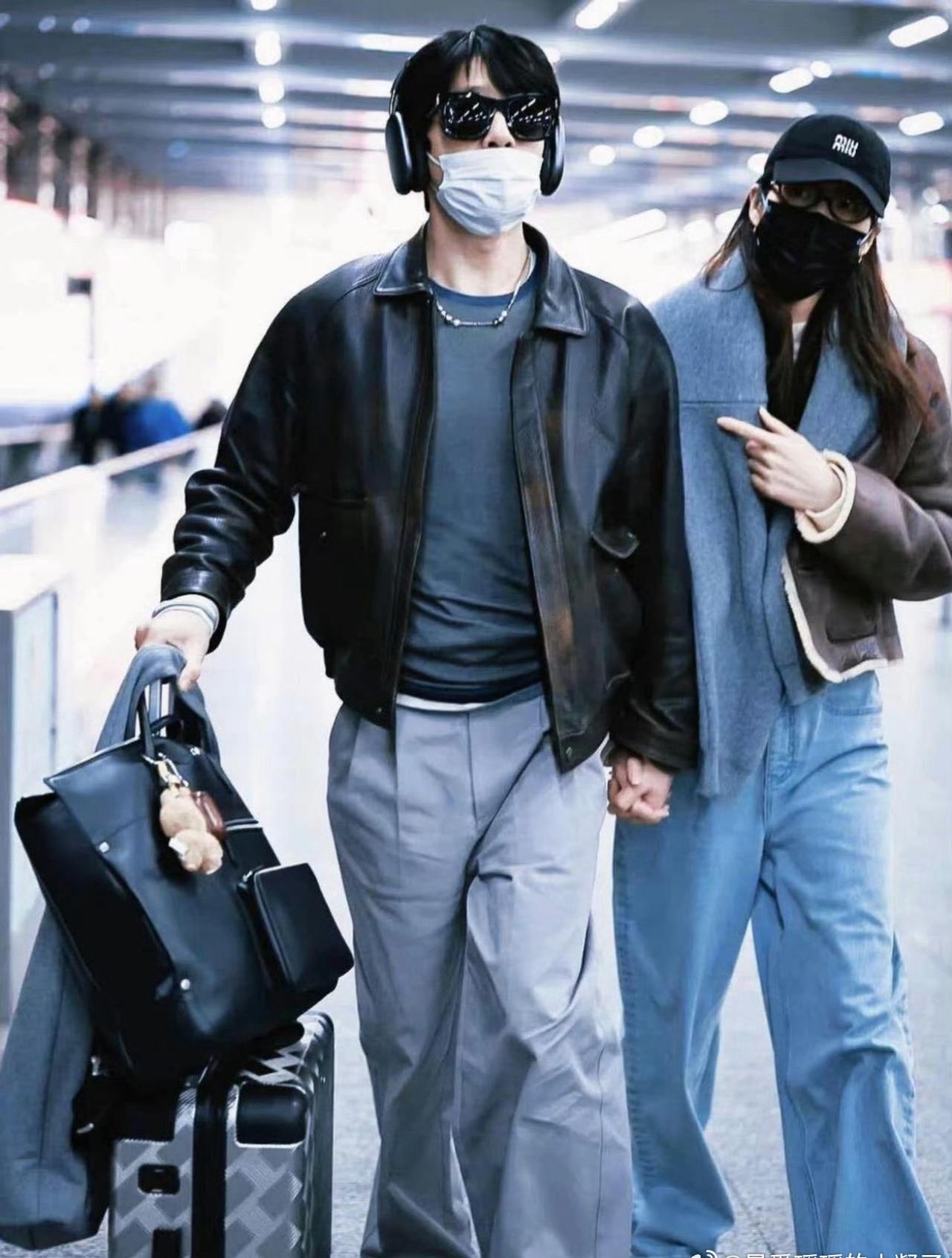 事件概况

网友考古二人过往路人抓拍十指紧扣的同框画面，手型反差感出圈，大手包小