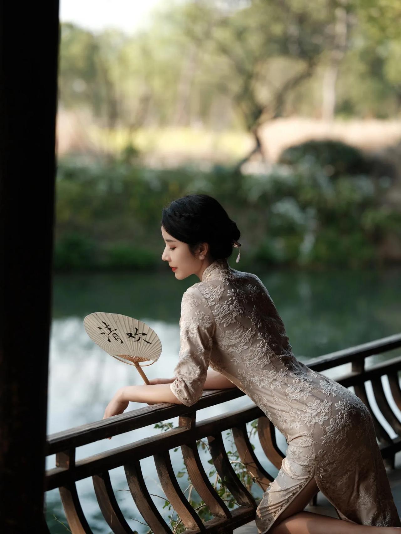 来江南怎能不穿旗袍呢？
  