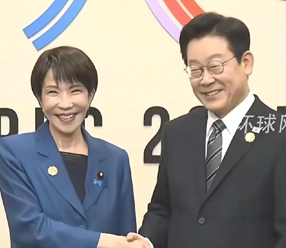 日韩首脑会晤，他俩互赠的礼品真的太逗了！高市早苗送李在明围棋棋子，李在明竟回赠海