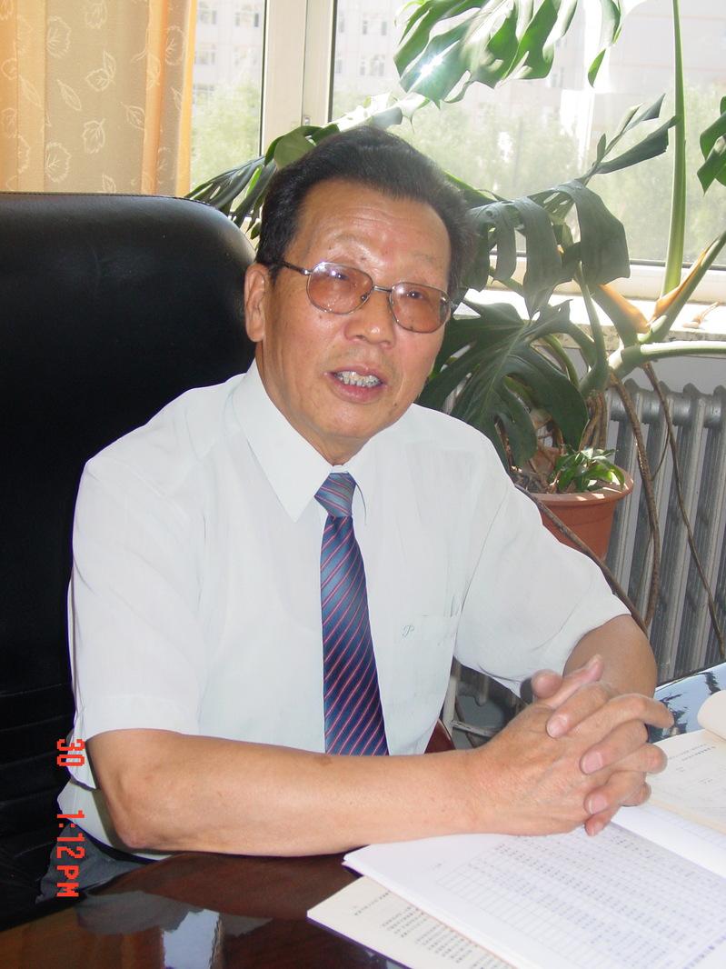 尚鹤翔，男，汉族，1932年7月生，中共党员，黑龙江大学原副校长、离休干部，黑龙