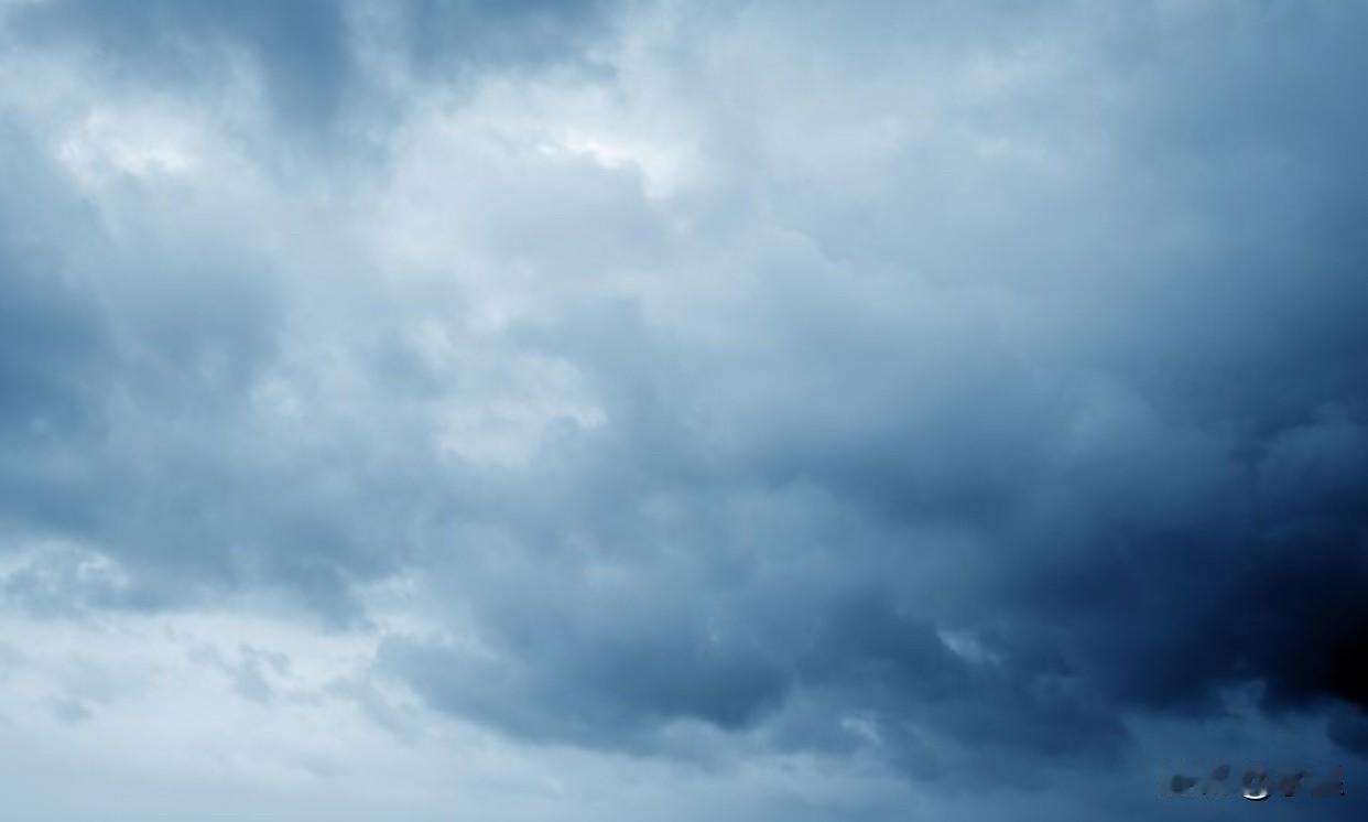 外面阴云密布
预告一小时后有雨
以前觉得下雨天还挺浪漫
现在丝毫没这种感觉了
这