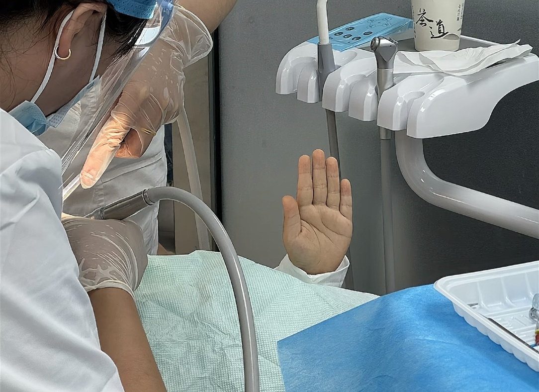 当牙医和孩子说痛就举手实际上举手也没用孩子的手就没有放下来过[泪奔]兴趣稀引力计