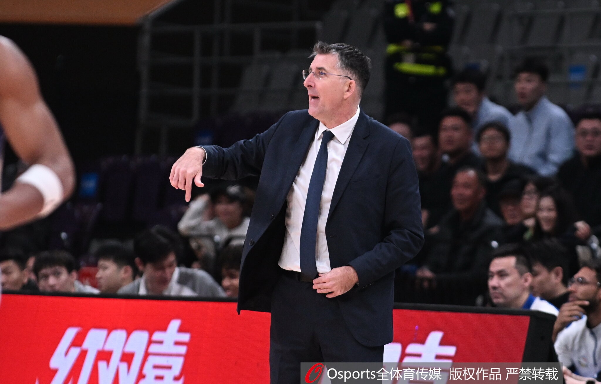 媒体人：新疆是本季最能折腾球队 困难有目共睹但仍保持着顽强