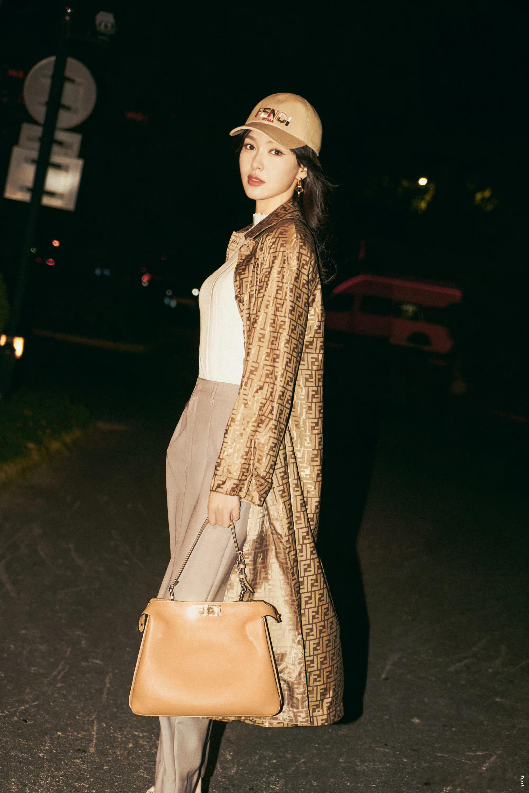 不是说鞠婧祎也要去看Fendi秀吗？怎么唐嫣都到了，🍊姐还没有消息？[疑问]#