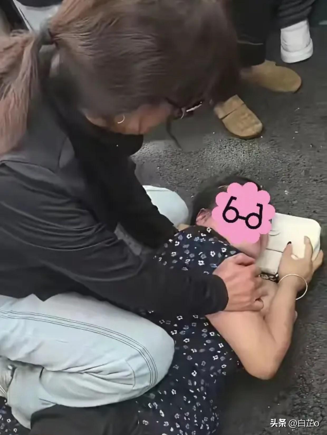 再大私怨，不能当众辱人！保定女子闹市被殴打羞辱，官方最新回应
 
光天化日的繁华