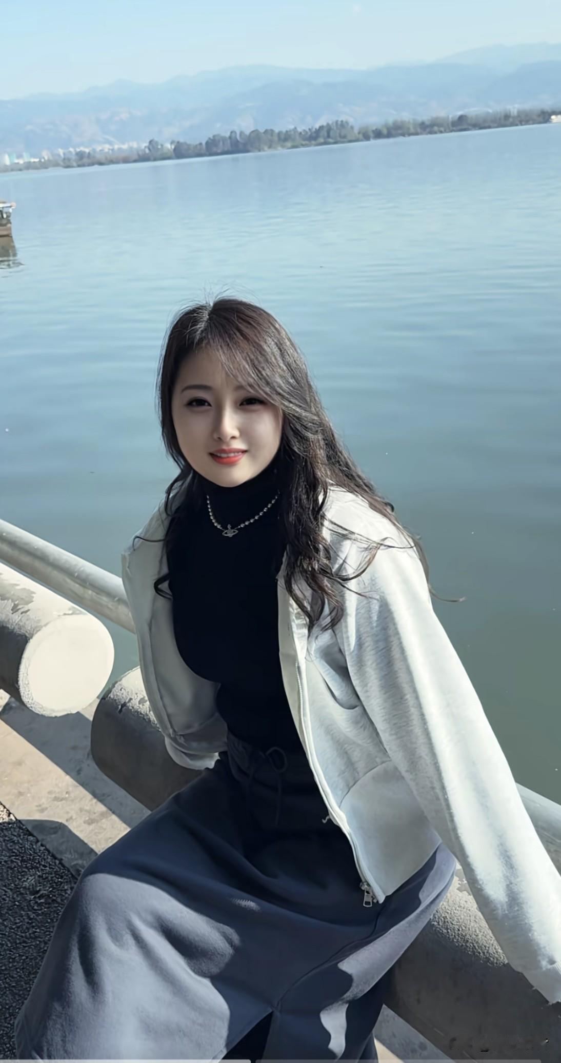 湖畔静坐，岁月静好，微笑面对每一天。